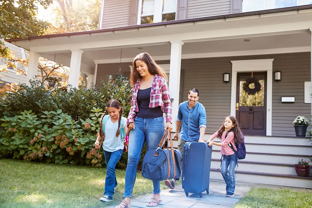 Familia de vacaciones saliendo de su hogar
