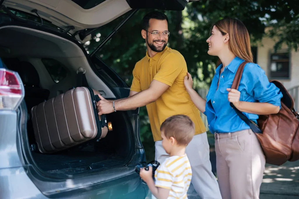 Familia en el auto antes de un viaje en carretera