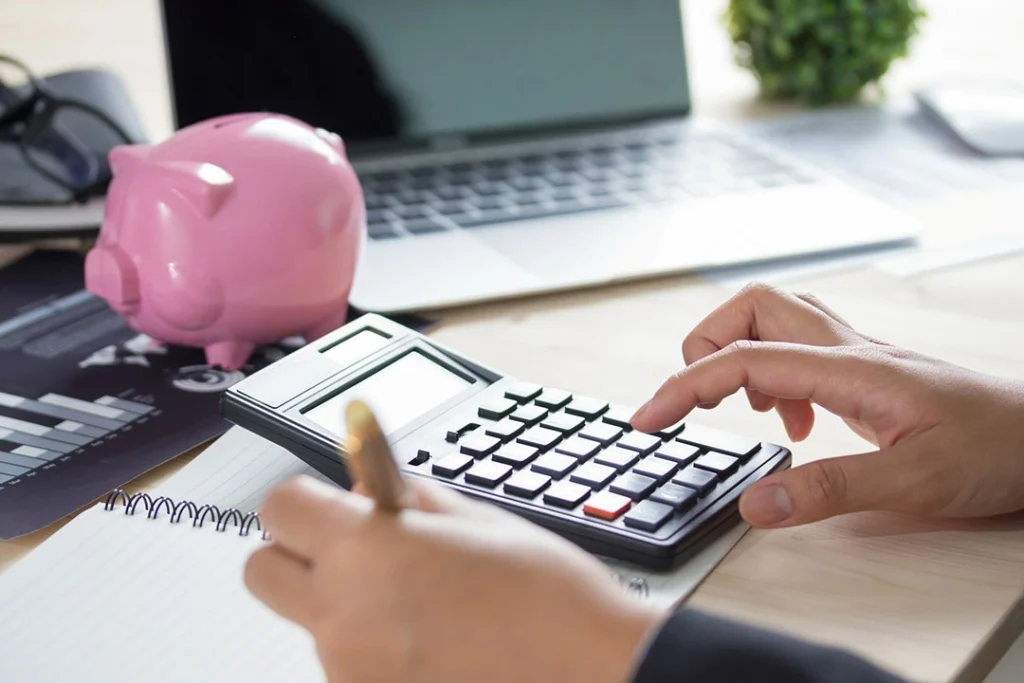 adulto creando plan de ahorro familiar